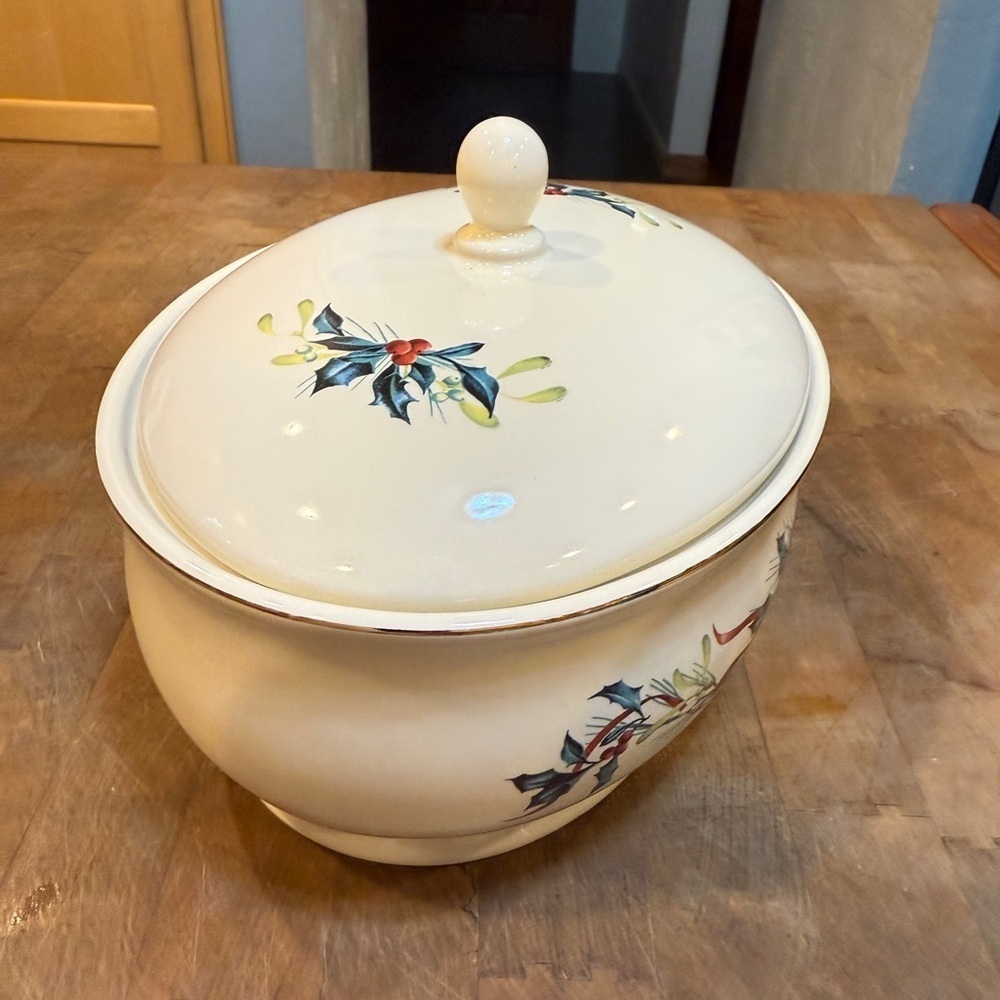 Lenox Winter Greetings Cream and Red Cardinal Covered Dish Christmas Dish - Picture 6 of 16